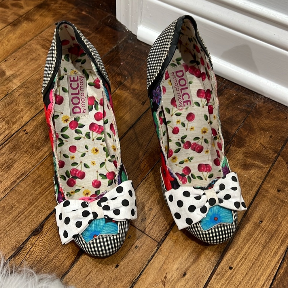 Women’s Size 7 Heels in a fun print